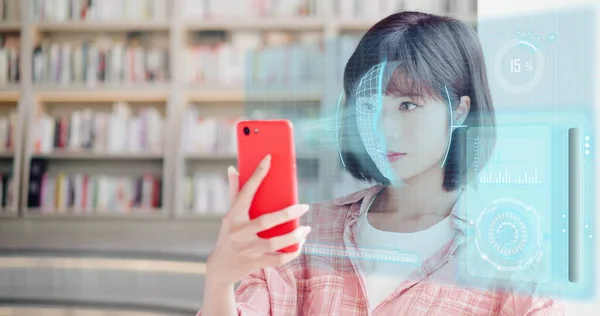 Młoda Kobieta Używać Smartfona Odblokowującego Biometryczną Identyfikacją Twarzy Wewnątrz — Zdjęcie stockowe
