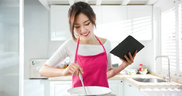 Asiático Prettey Dona Casa Usar Tablet Para Procurar Receita Culinária — Fotografia de Stock