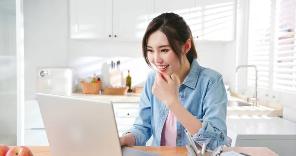 亚洲的年轻妇女使用笔记本电脑在家工作 — 图库照片