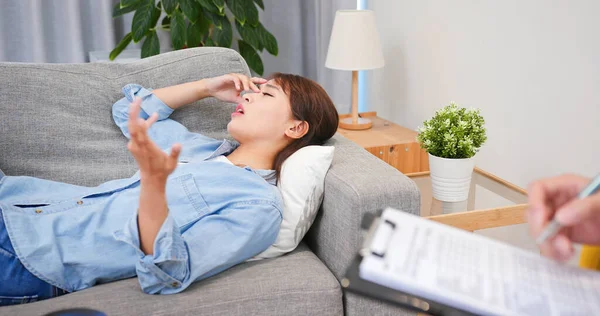 Asian Male Psychologist Has Consultation Female Patient Who Lying Sofa — Stock Photo, Image