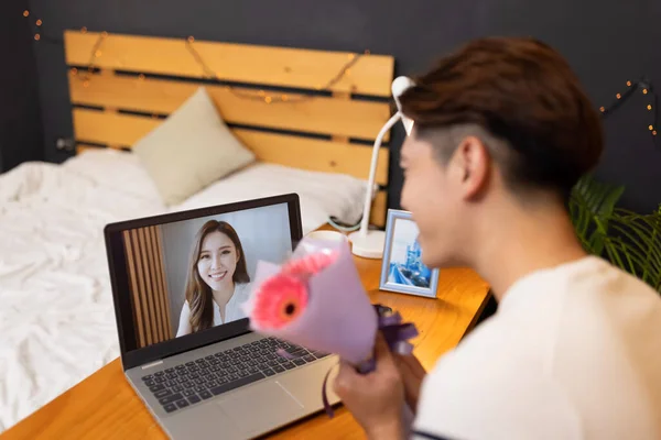 Vista Lateral Asiático Joven Tiene Video Chat Línea Por Ordenador — Foto de Stock