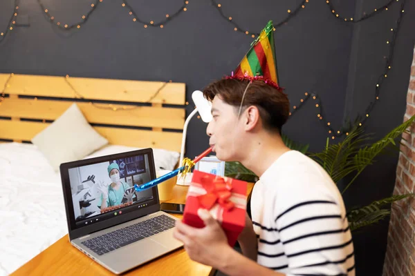 Zpět Pohled Asijské Mladý Muž Video Chat Line Laptopem Slaví — Stock fotografie