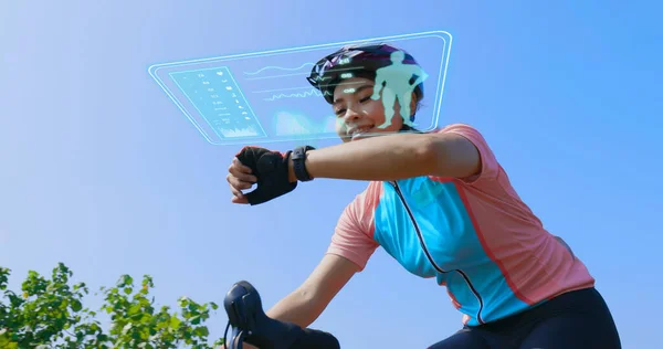 Ásia Feminino Motociclista Olhando Para Inteligente Relógio Para Fitness Rastreamento — Fotografia de Stock