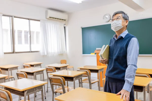 Ázsiai Idősebb Férfi Professzor Visel Arc Maszk Hold Könyvek Előtt — Stock Fotó