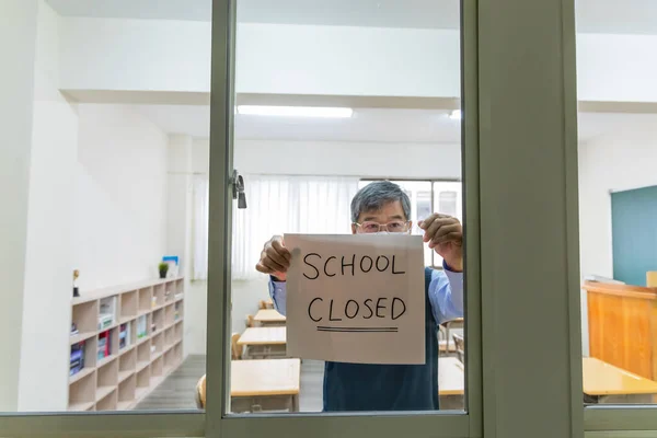 Asijský Zralý Muž Profesor Dát Škola Uzavřený Znak Okna Vysoké — Stock fotografie