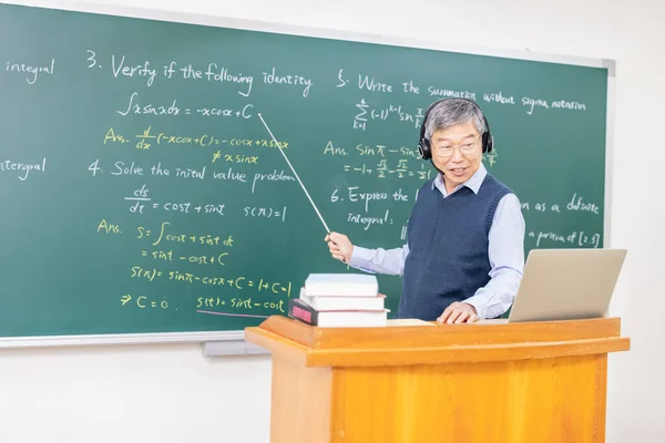 Profesor Cálculo Masculino Senior Asiático Con Auriculares Está Poniendo Pizarra — Foto de Stock