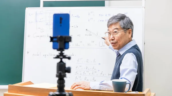 Asyalı Olgun Erkek Profesör Yüksek Lisans Okulunda Cep Telefonuyla Mühendislik — Stok fotoğraf