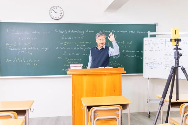 Asiatique Senior Mâle Calculus Professeur Portant Casque Enseigne Ligne Smartphone — Photo