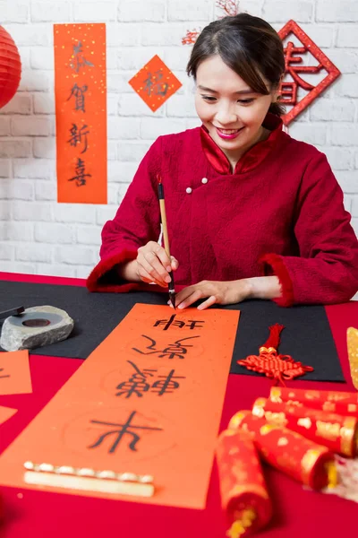 Asiatin Schreibt Frühlingsfest Couplets Chinesisches Neujahr Mit Wortbedeutung Feiern Herzlichen — Stockfoto