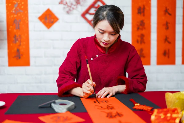 Asiatin Schreibt Frühlingsfest Couplets Zur Feier Chinesischer Feiertage Mit Wort — Stockfoto