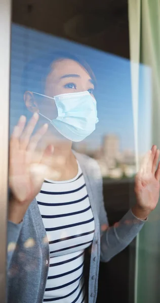 Vertikales Video Von Asiatischer Junger Frau Mit Gesichtsmaske Die Wegen — Stockfoto