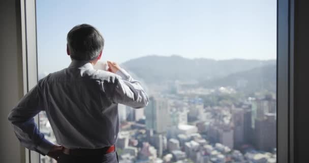 Senior businessman look city view — Stock Video