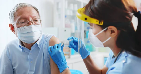 Infirmière Asiatique Portant Des Gants Masque Isolement Fait Une Vaccination — Photo