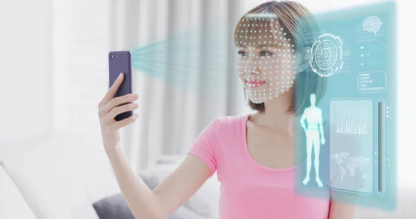 Jovem Mulher Usar Telefone Inteligente Desbloqueio Com Identificação Facial Biométrica — Fotografia de Stock