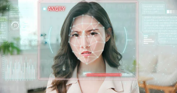 人工智能系统概念检测出的情感 年轻的亚洲商人女性在脸上做出愤怒的表情 — 图库照片