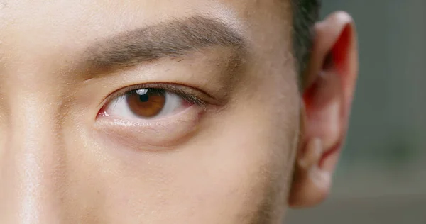Asyalı Genç Adamın Yarı Suratından Yavaş Çekimde Erkek Gözü — Stok fotoğraf