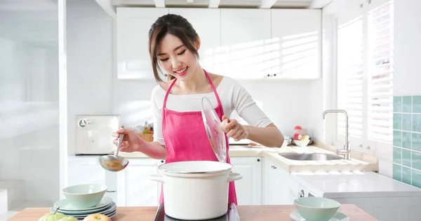 Asiático Bonito Streamer Vivo Line Para Introduzir Como Cozinhar Comida — Fotografia de Stock