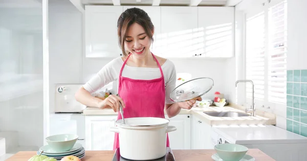 Asiático Bonito Streamer Vivo Line Para Introduzir Como Cozinhar Comida — Fotografia de Stock