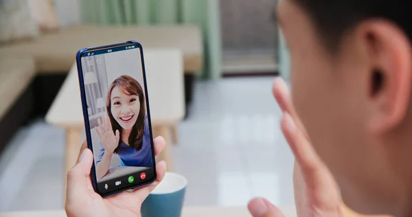 Atrás Vista Asiático Joven Hombre Tiene Video Chat Con Novia — Foto de Stock