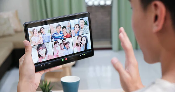 Zpět Pohled Asijské Muž Video Chat Rodinou Přáteli Digitální Tablet — Stock fotografie