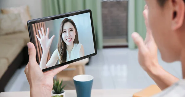 Vista Posteriore Asiatico Giovane Uomo Video Chat Con Ragazza Tablet — Foto Stock