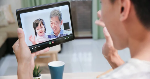 在家里 通过数码平板电脑 亚洲男人与父亲和女儿愉快地进行视频交谈 — 图库照片