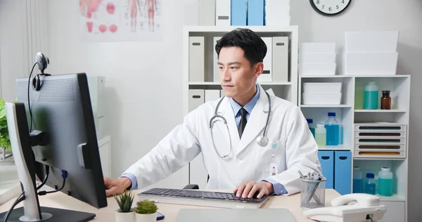 Asiático Joven Médico Sonrisa Usted Clínica —  Fotos de Stock