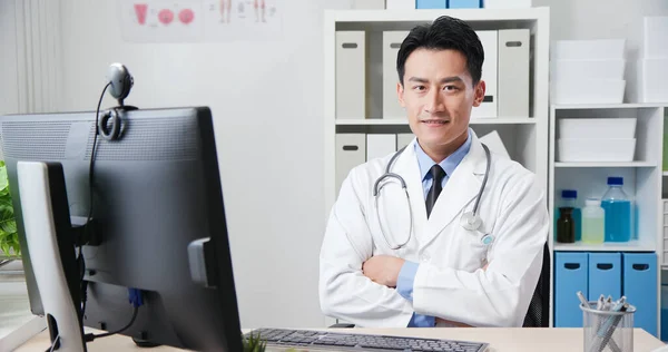 Asiático Jovem Médico Seus Braços Cruzados Sobre Peito Sorriso Para — Fotografia de Stock