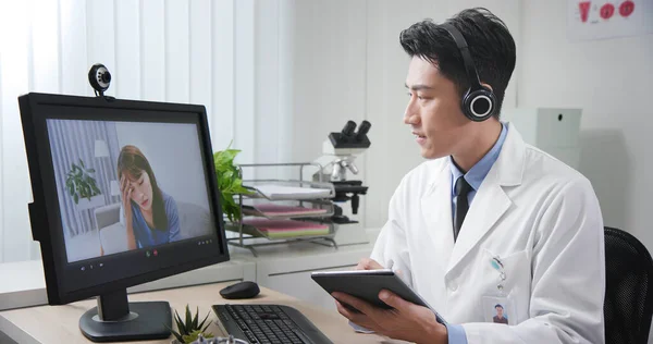 Concepto Telemedicina Hombre Asiático Psicólogo Está Escuchando Paciente Femenino —  Fotos de Stock