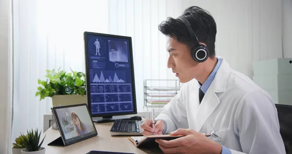 Concepto Telemedicina Hombre Asiático Psicólogo Está Escuchando Paciente Femenino —  Fotos de Stock