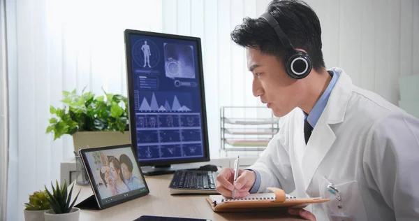 แนวค ดของ Telemedicine มารแพทย ชายชาวเอเช งครอบคร วและพ ยเก ยวก บอาการของเด — ภาพถ่ายสต็อก