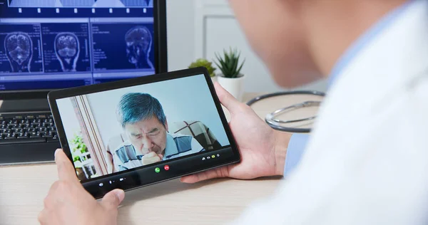 Concepto Telemedicina Vista Posterior Asiático Joven Médico Está Escuchando Anciano — Foto de Stock