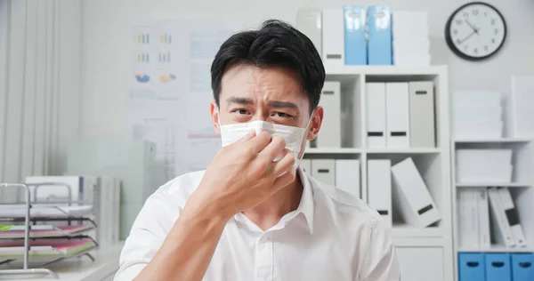 Conceito Telemedicina Empresário Asiático Usa Máscara Facial Que Está Doente — Fotografia de Stock