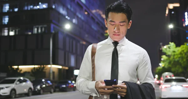 Прогулки Азиатский Бизнесмен Использовать Смартфон Дороге Ночью Ожидании Такси Городе — стоковое фото