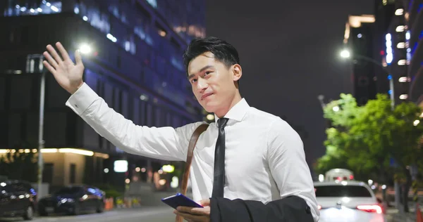 Asiático Homem Negócios Usar Telefone Inteligente Granizo Táxi Estrada Para — Fotografia de Stock