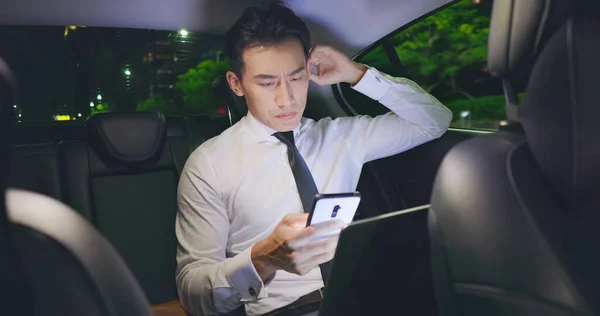 Znepokojený Asijský Podnikatel Používat Notebook Chytrý Telefon Práce Při Dojíždění — Stock fotografie