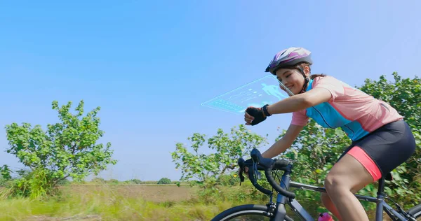 Ásia Feminino Motociclista Olhando Para Inteligente Relógio Para Fitness Rastreamento — Fotografia de Stock