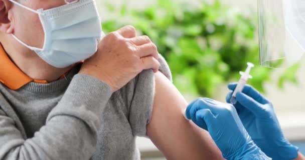 Médico fazendo vacinação COVID19 — Vídeo de Stock