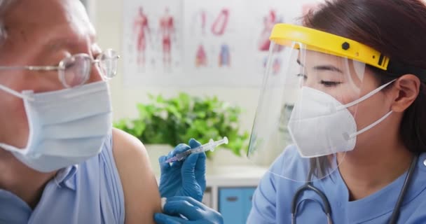 Nurse making a vaccination — Stock Video