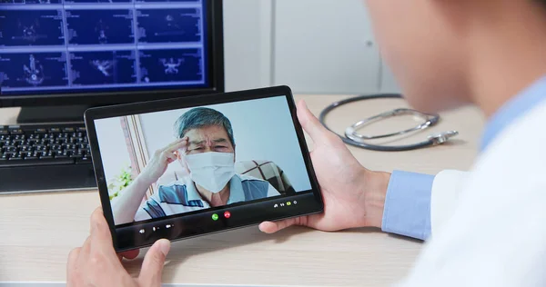 Telemedicine Concept Back View Asian Young Doctor Listening Elder Male — Stock Photo, Image