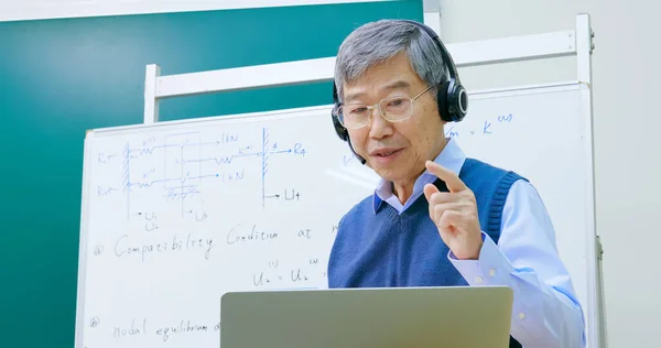 Kulaklık Takan Asyalı Yetişkin Erkek Profesör Yüksek Lisans Okulunda Dizüstü — Stok fotoğraf