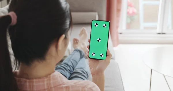 Achteraanzicht Van Aziatische Vrouw Kijken Naar Groene Scherm Smartphone Woonkamer — Stockfoto