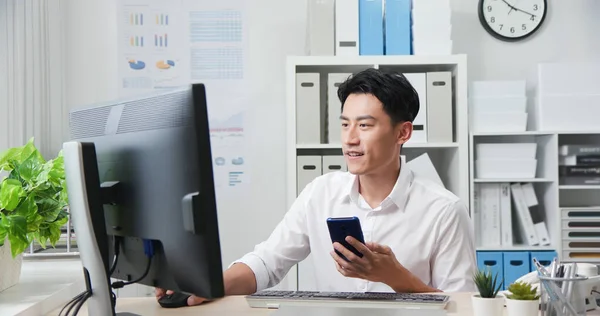 Ασιάτης Νεαρός Επιχειρηματίας Χρησιμοποιεί Smartphone Και Υπολογιστή Στο Γραφείο — Φωτογραφία Αρχείου