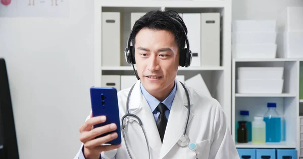 Concepto Telemedicina Asiático Médico Masculino Usar Auriculares Hablando Con Paciente —  Fotos de Stock