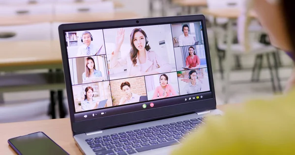远程工作的概念 亚洲女性的背景图使用笔记本电脑参加与她所在学院的视频会议 — 图库照片
