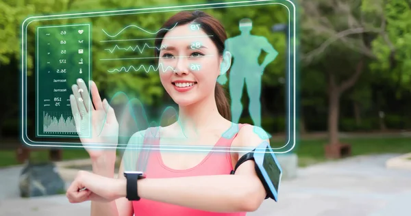 Akıllı Saat Teknolojisi Konsepti Spor Asyalı Kadın Fitness Takip Cihazı — Stok fotoğraf