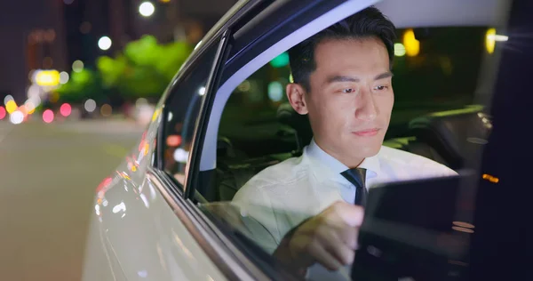 Asyalı Işadamı Geceleri Taksiyle Giderken Dijital Tablet Kullanıyor — Stok fotoğraf