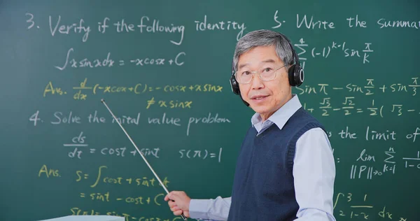 Asiático Sénior Profesor Cálculo Masculino Con Auriculares Está Poniendo Junta — Foto de Stock