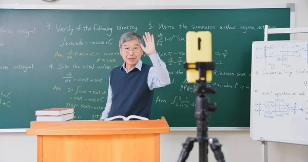 Старший Профессор Математики Азии Сидит Борту Читая Лекцию Онлайн Через — стоковое фото