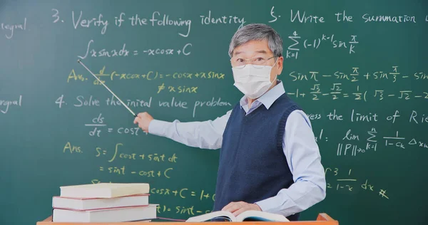 Asiatique Senior Mâle Professeur Calcul Avec Masque Facial Ponting Bord — Photo